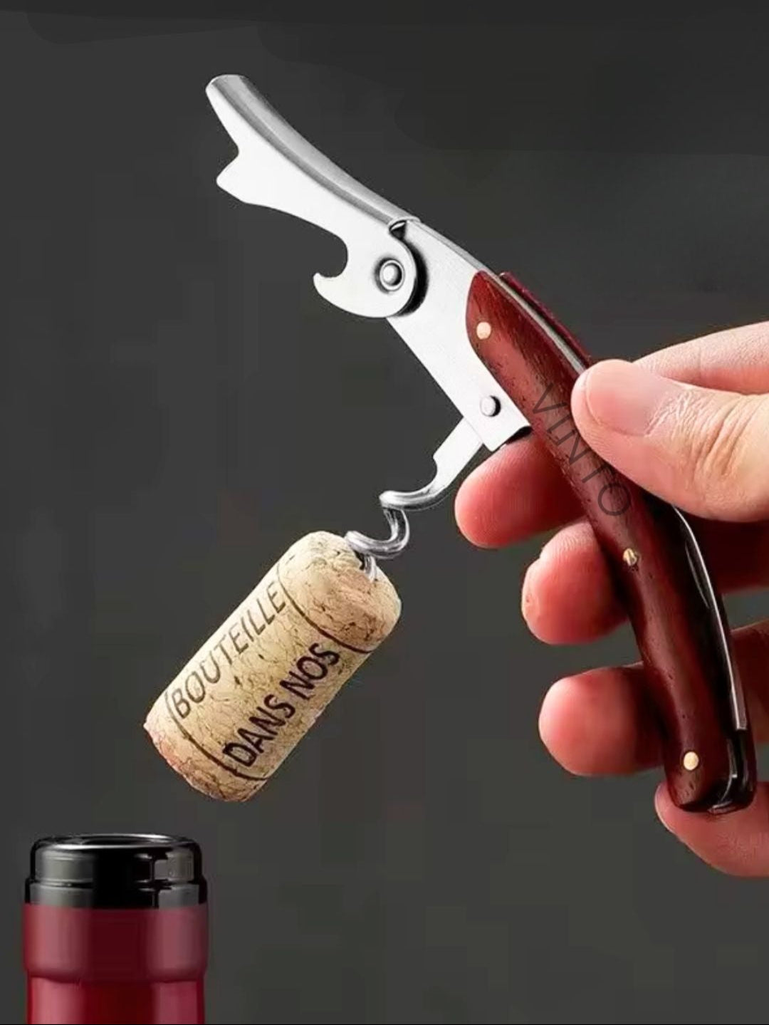 Hochwertiger Korkenzieher VINTO Holz in der Farbe Braun. Aus stabilen Metal inkl. Flaschenöffner und Taschenmesser.